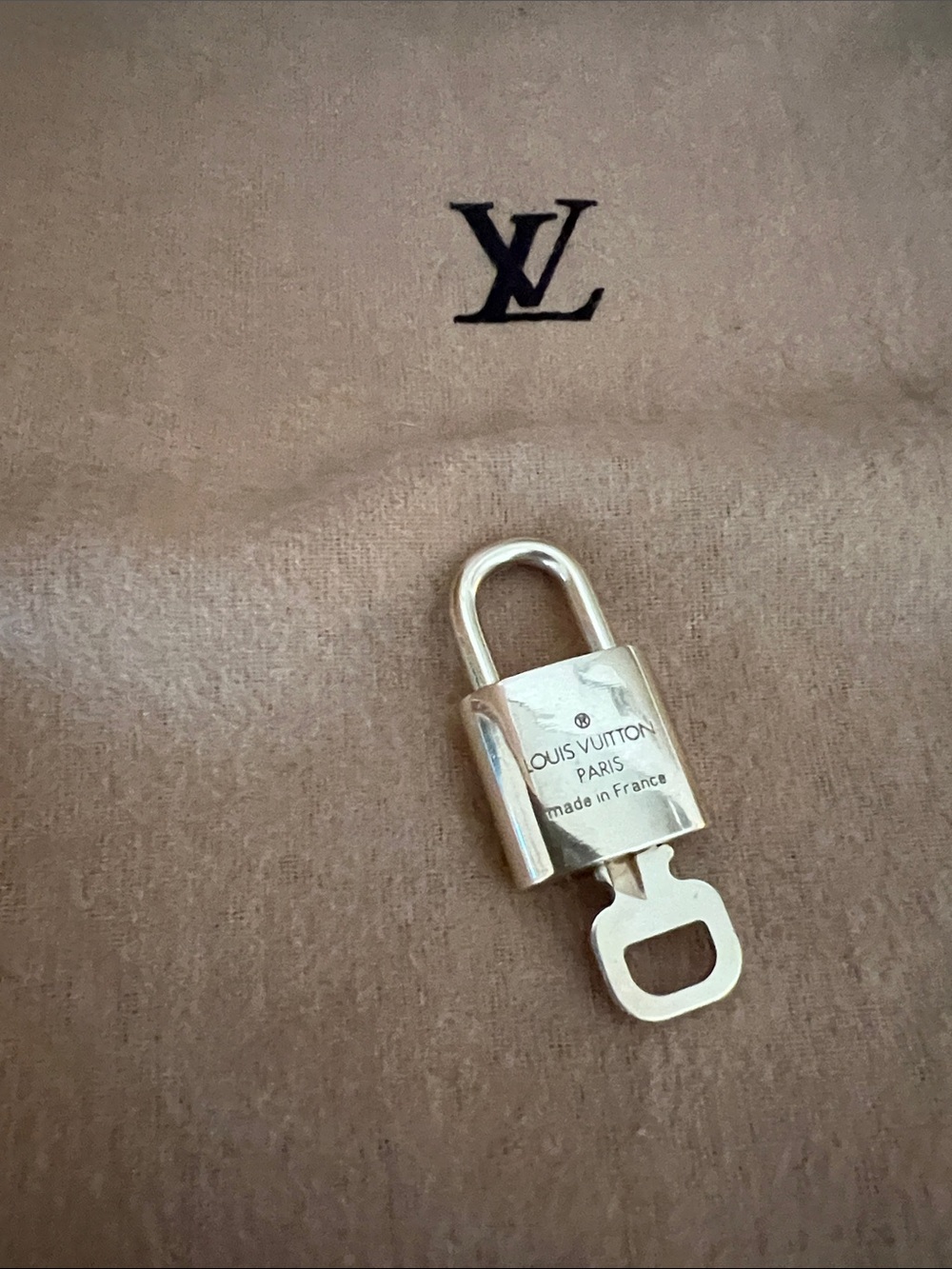 Louis Vuitton lock key and large dust bag GUC - Picture 3 of 6